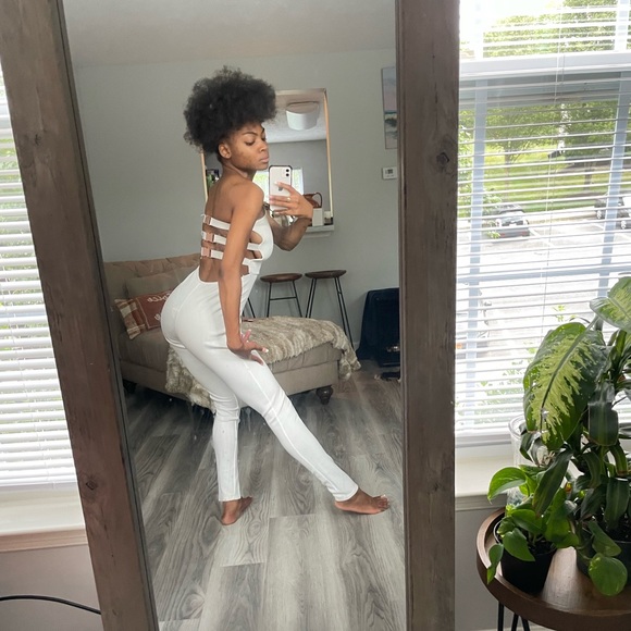 Sleeveless White Backless Jumpsuit - Picture 10 of 11